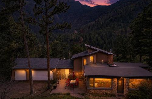 Cascade House | Scenic 4BR Cabin with Hot Tub Sauna Sleeps 10