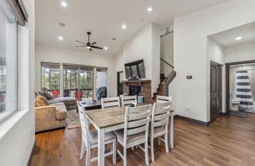 Show Low House | Scenic Golf Retreat with Modern Comforts & Fireplace townhouse