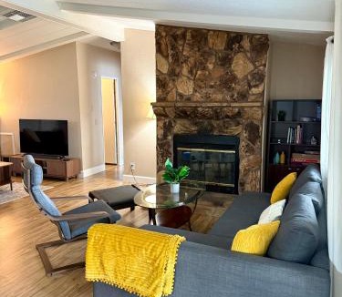 Wofford Heights House | Scenic Lake House & Dog Friendly