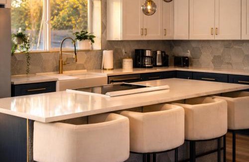 Hy-view House | Scottsdale Golf Retreat with Putting Green and Fire Pit