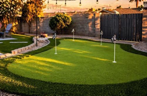 Hy-view House | Scottsdale Golf Retreat with Putting Green and Fire Pit