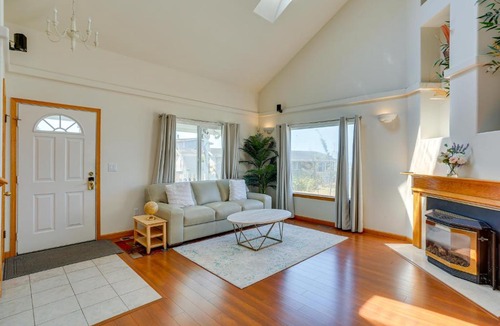 Eureka House | Seaside Eureka Vacation Rental w/Bay Views!