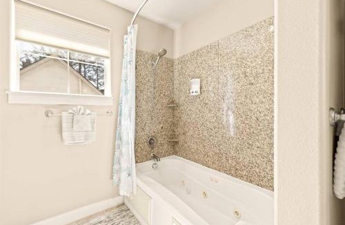 Seaside Apartment | Seaside Waterfront condo walking to downtown and beach