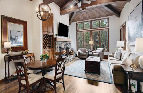 Edwards Apartment | Seasons Lodge 206