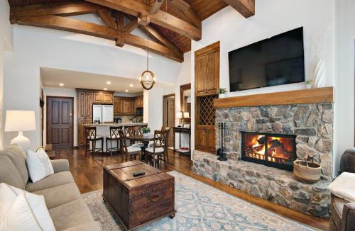 Edwards Apartment | Seasons Lodge 206