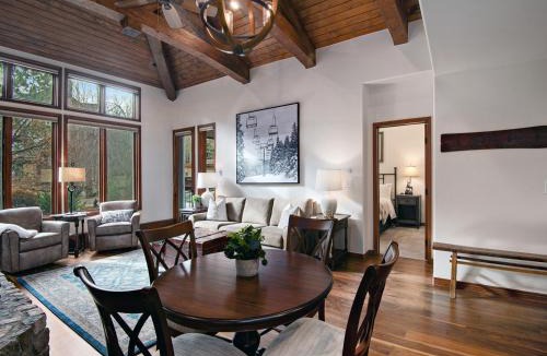 Edwards Apartment | Seasons Lodge 206