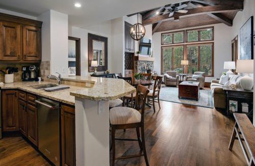 Edwards Apartment | Seasons Lodge 206