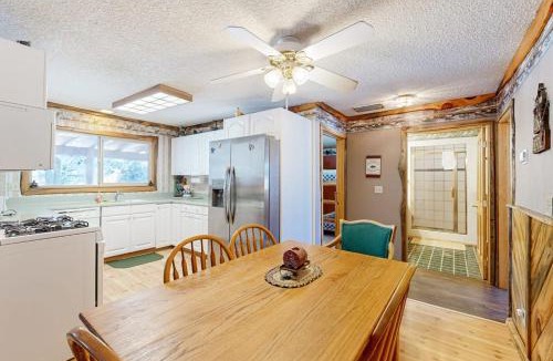 Donnelly House | Secluded Cabin River Access & Mountain Views