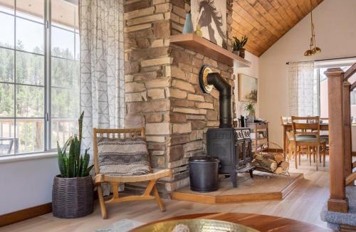 Florissant House | Secluded Mountain Cabin on 5 Acres with Creek