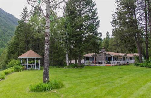 Whitefish House | Secluded River View Hideaway