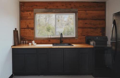 Dunlap House | Secluded rustic 2-bedroom cabin on nature retreat