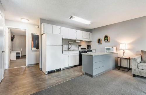 Bend House | Second-floor - Riverfront Condo Near Downtown Bend