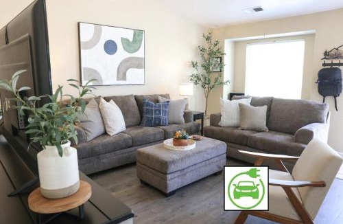 Three Rivers House | Sequoia Serenity 4 Miles to Sequoia Park Entrance King Bed EV