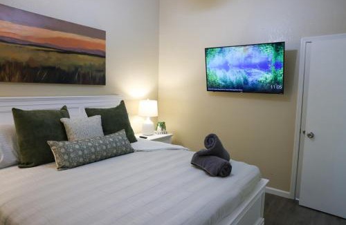 Three Rivers House | Sequoia Serenity 4 Miles to Sequoia Park Entrance King Bed EV