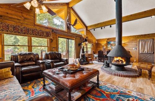 Blue River House | Serendipity Lodge, Cozy Home on the River, Private Hot Tub, New Pet Friendly Listing