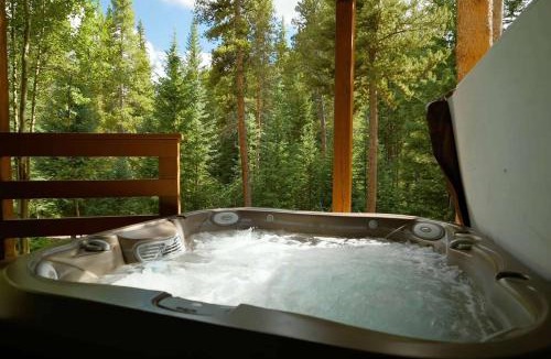 Blue River House | Serendipity Lodge, Cozy Home on the River, Private Hot Tub, New Pet Friendly Listing