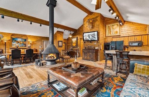 Blue River House | Serendipity Lodge, Cozy Home on the River, Private Hot Tub, New Pet Friendly Listing