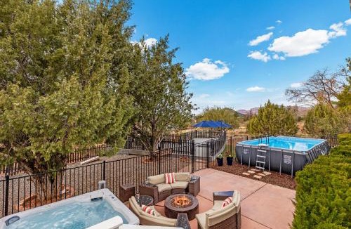 West Sedona House | Serene Home- Sleeps 16 - Starlink Wifi - Hot Tub - Pool -2 Kitchens!