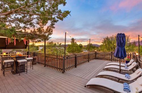 West Sedona House | Serene Home- Sleeps 16 - Starlink Wifi - Hot Tub - Pool -2 Kitchens!