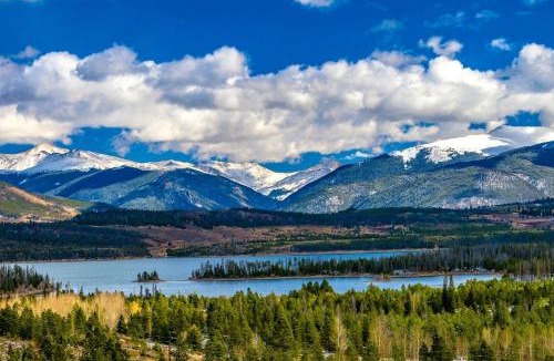 Dillon House | Serene Nordic-Inspired Lakeside Retreat with Panoramic Mountain Views Near Breckenridge, Dillon, Colorado