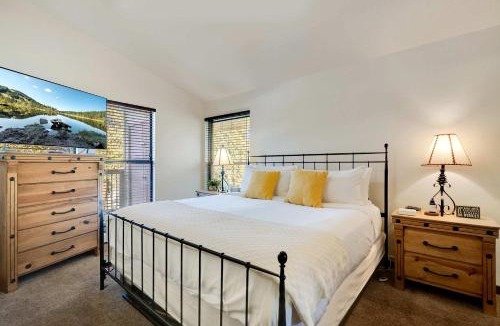 Dillon House | Serene Nordic-Inspired Lakeside Retreat with Panoramic Mountain Views Near Breckenridge, Dillon, Colorado