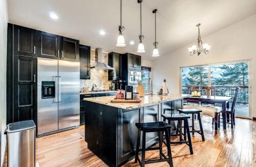 Dillon House | Serene Nordic-Inspired Lakeside Retreat with Panoramic Mountain Views Near Breckenridge, Dillon, Colorado