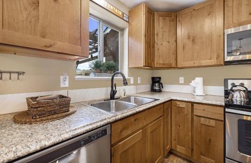 Estes Park Apartment | Serenity in the Rockies townhouse