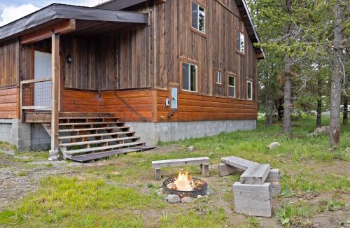Island Park House | Set the Hook by KABINO Fire Pit Sleeper Sofa Loft 2 Living Rooms Grill WiFi