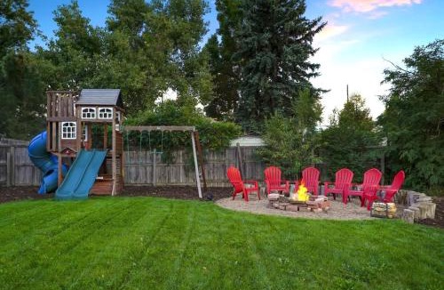 Berkley House | Shakedown St HOT TUB Fire Pit and 4 Miles to DT
