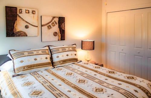 West Sedona Apartment | Shaman's Den - Aptly decorated space w/a view