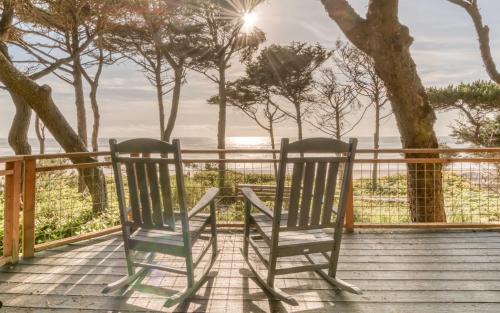 Lincoln Beach House | Sheltering Pines