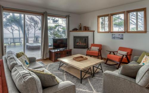 Lincoln Beach House | Sheltering Pines