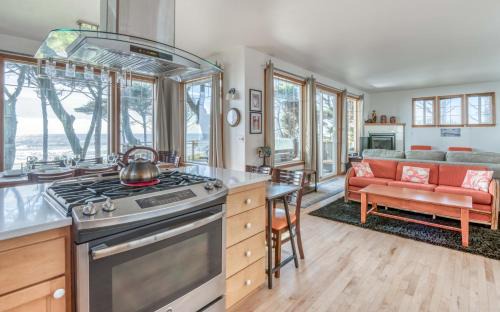 Lincoln Beach House | Sheltering Pines