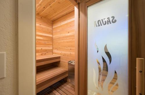 Sunset Ridge House | Silver Lining Lodge I Amazing Views I Hot Tub I Sauna I Activity Program