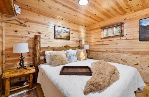 Rapid City House | Silver Pine Haven- South Dakota Log House Stay