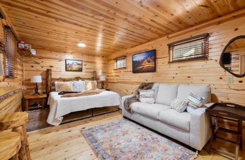 Rapid City House | Silver Pine Haven- South Dakota Log House Stay