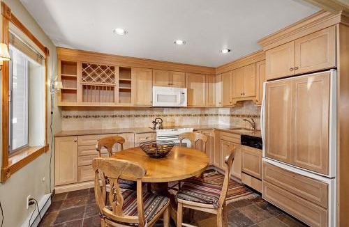 Aspen House | Silverglo Condominiums Unit 105, Cozy Condo Walking Distance to Town with Access to a Pool