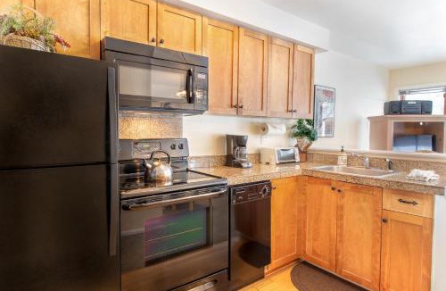 Four O'Clock Apartment | Ski-In 3 Blocks To Town Hot Tub Private Deck