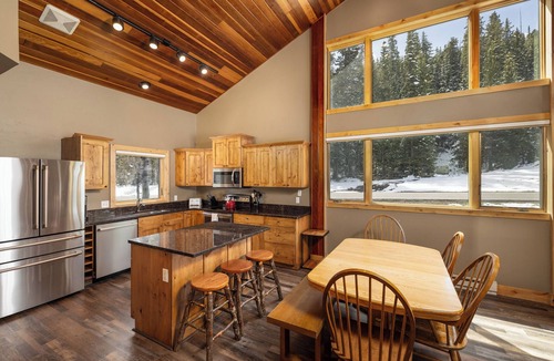 Big Horn House | Ski-in/out condo w/great views, electric burning fireplace & great location! - Big Horn Powder Run