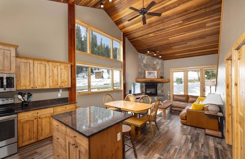 Big Horn House | Ski-in/out condo w/great views, electric burning fireplace & great location! - Big Horn Powder Run