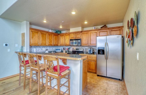 Edwards Condo | ski-in/out condo with pool, hot tub, & tennis - walk to lifts