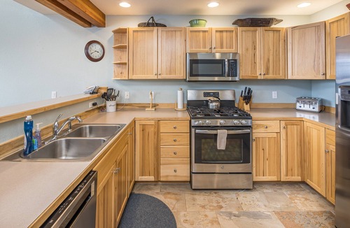 Saddle Ridge House | Ski-in/Out w/Private Hot Tub & Gorgeous Views - Saddle Ridge - Slopeside Retreat