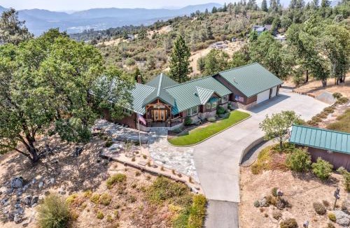 Oakhurst House | Skyline Lodge- amazing views w/spa/game room