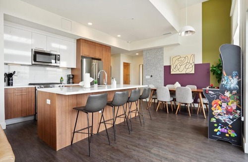 Highland House | Skyline Suite | 5th Floor Views | Walk to Stadium | Dog-Friendly