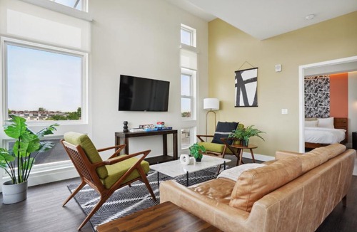 Highland House | Skyline Suite | 5th Floor Views | Walk to Stadium | Dog-Friendly