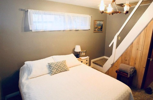 Camp Nelson House | Slate Mountain View Hot Tub Sequoias Trail of 100 Giants River EV
