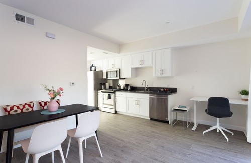 South Arroyo Apartment | Sleek and Central Studio in Old Town Pasadena