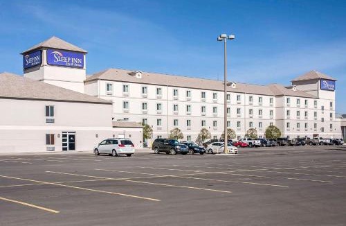 Minot Hotel | Sleep Inn & Suites Conference Center and Water Park