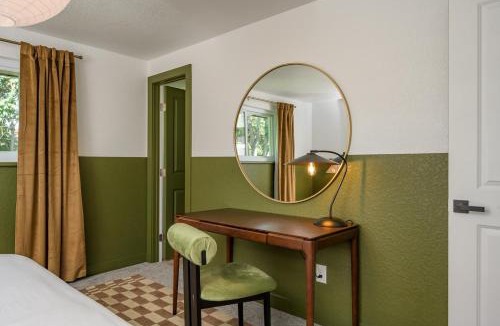 Westminster House | Sleeps 16 Hot Tub Arcade Movie Theater Pool Table