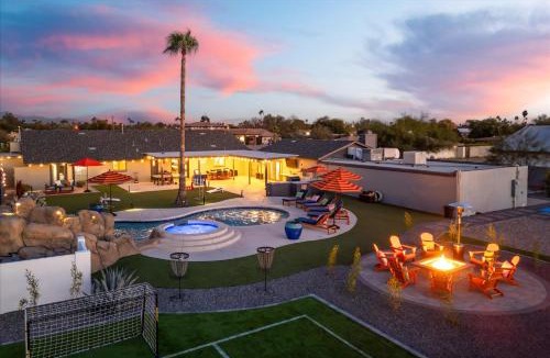 Waltann House | Sleeps 20 Heated Pool Games Fire Pit Dog Friendly